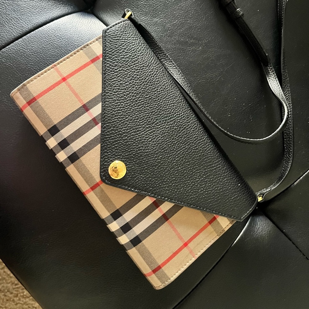 Authentic burberry purse.Gently used.like new.Great condition